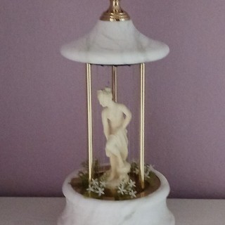 Etagenbrunnen Tischbrunnen marmoriert mit Figur weiß/gold. H 55cm B 22cm