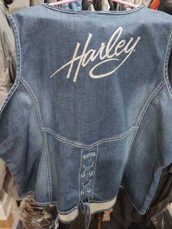 Colete Harley-Davidson® Tamanho: 3W Azul Denim Embelezado Novo com Etiquetas 99169-10VW/003W - Imagem 2 de 3
