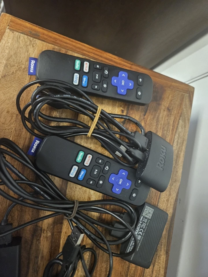 Roku Express Lote 3 Set Reproductor multimedia de transmisión HD 3930X con 2 controles remotos y cables Foto 3 de 3