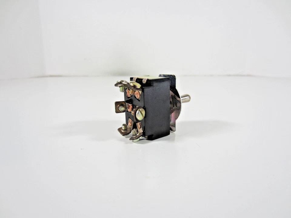 Walthers E404 DPDT Electrical Toggle Switch - Image 4 of 4