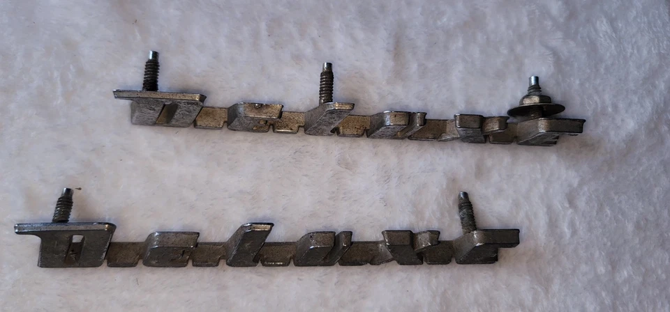 Chrysler New Yorker St. Regis 1955 Deluxe "Deluxe" placa de identificación adorno X2 Foto 2 de 4