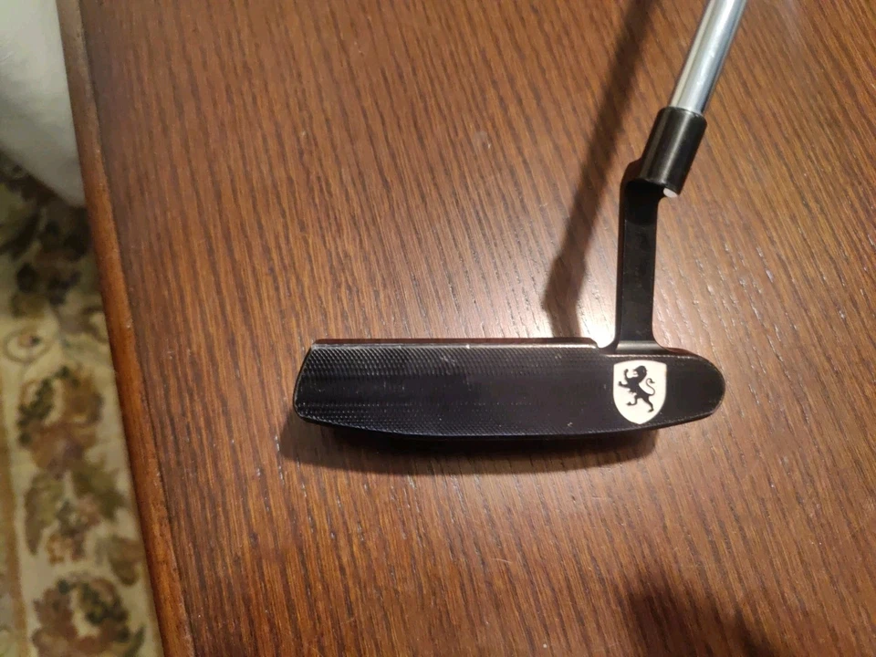 PIRETTI POTENA ELITE PUTTER 'PERSONALIZADO' NEGRO CON EMPUÑADURA PIRETTI NARANJA 34,25" Foto 3 de 4