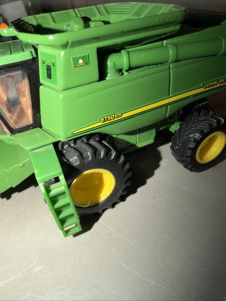 ERTL 1/64 John Deere 9750 STS Combine  with Corn & Grain Heads - Image 4 of 4