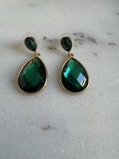 VTG Emerald Green Teardrop Dangle Earrings Gold Tone Faceted Statement Holiday