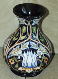 MOORCROFT POTTERY Vase TRIBUTE TO WILLIAM MORRIS Rachel Bishop LOT JR 165