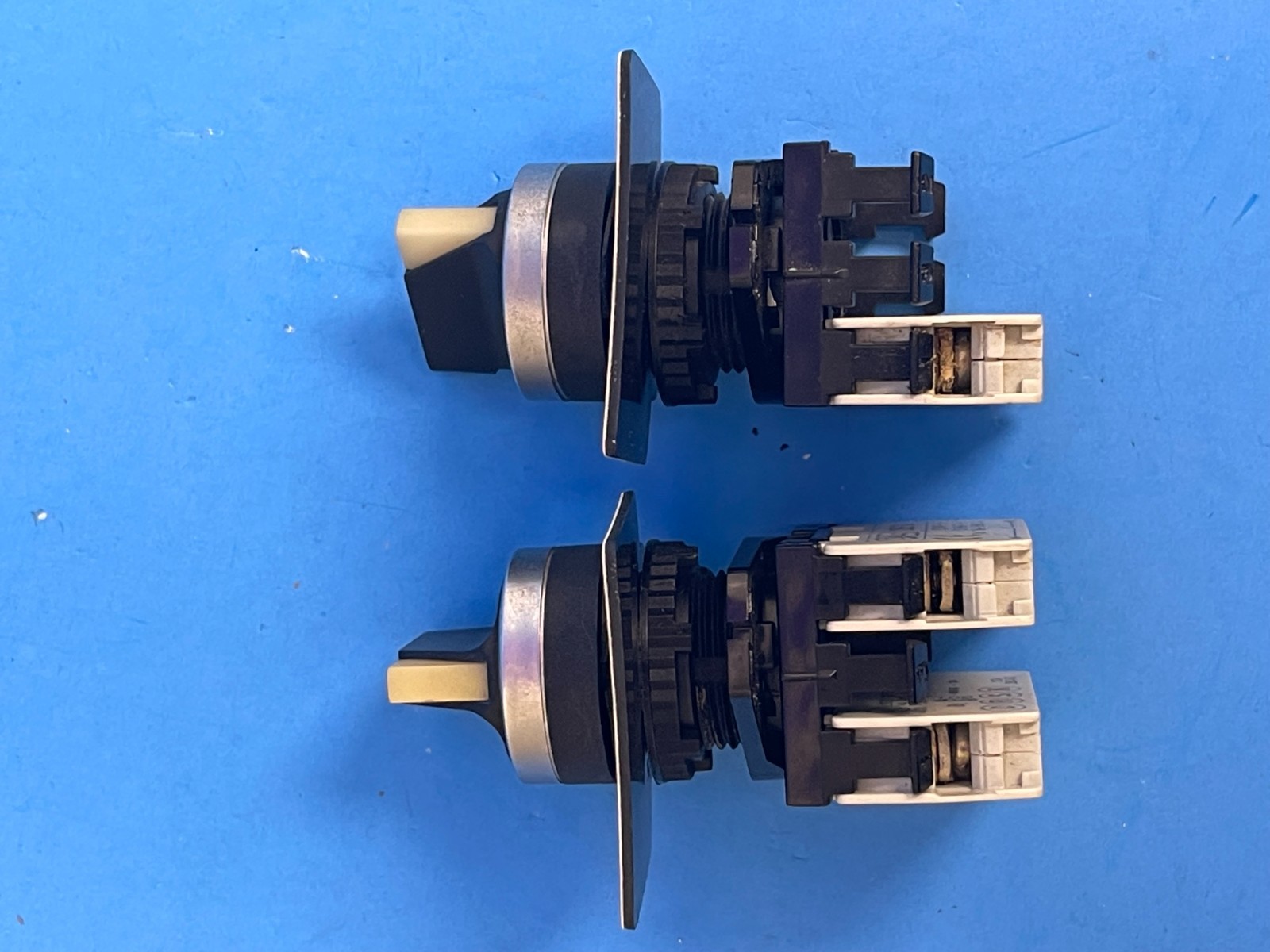 Baco 22 mm 3 Positions momentary contact & 2 positions Maintained  [Lot of 2]