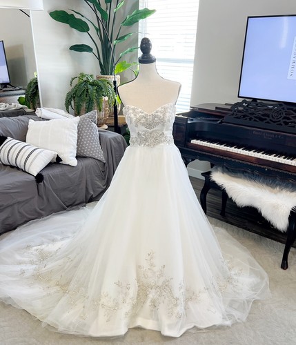 Casablanca Bridal A-Line, Sweetheart Neckline, Sleeveless Wedding Dress, Size 6