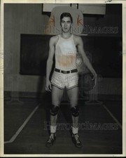 1938 Press Photo Basketball player Joe Scott in the gym - net05134
