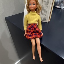 Muñeca Patrón Mattel Vintage, Cabello Rubio Ondulado, Top Amarillo y Falda a Cuadros