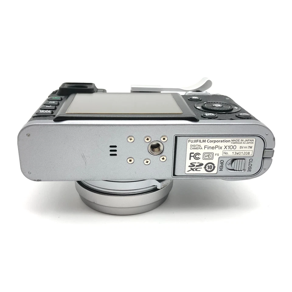 Fujifilm FinePix X Series X100 12.3MP Digital Camera - Silver - Image 2 of 4