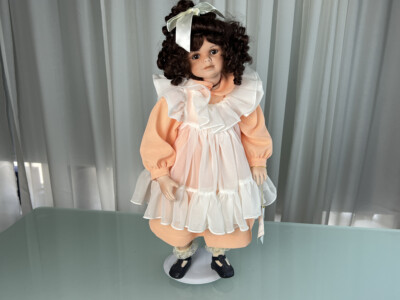 Poupée d'artiste poupée porcelaine 38 cm. Excellent état