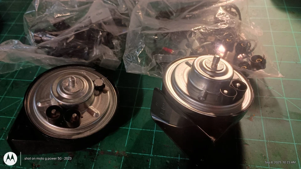 Conjunto de bocina Ford F-150 2009-2014. Nuevo en caja nunca abierto Foto 2 de 4