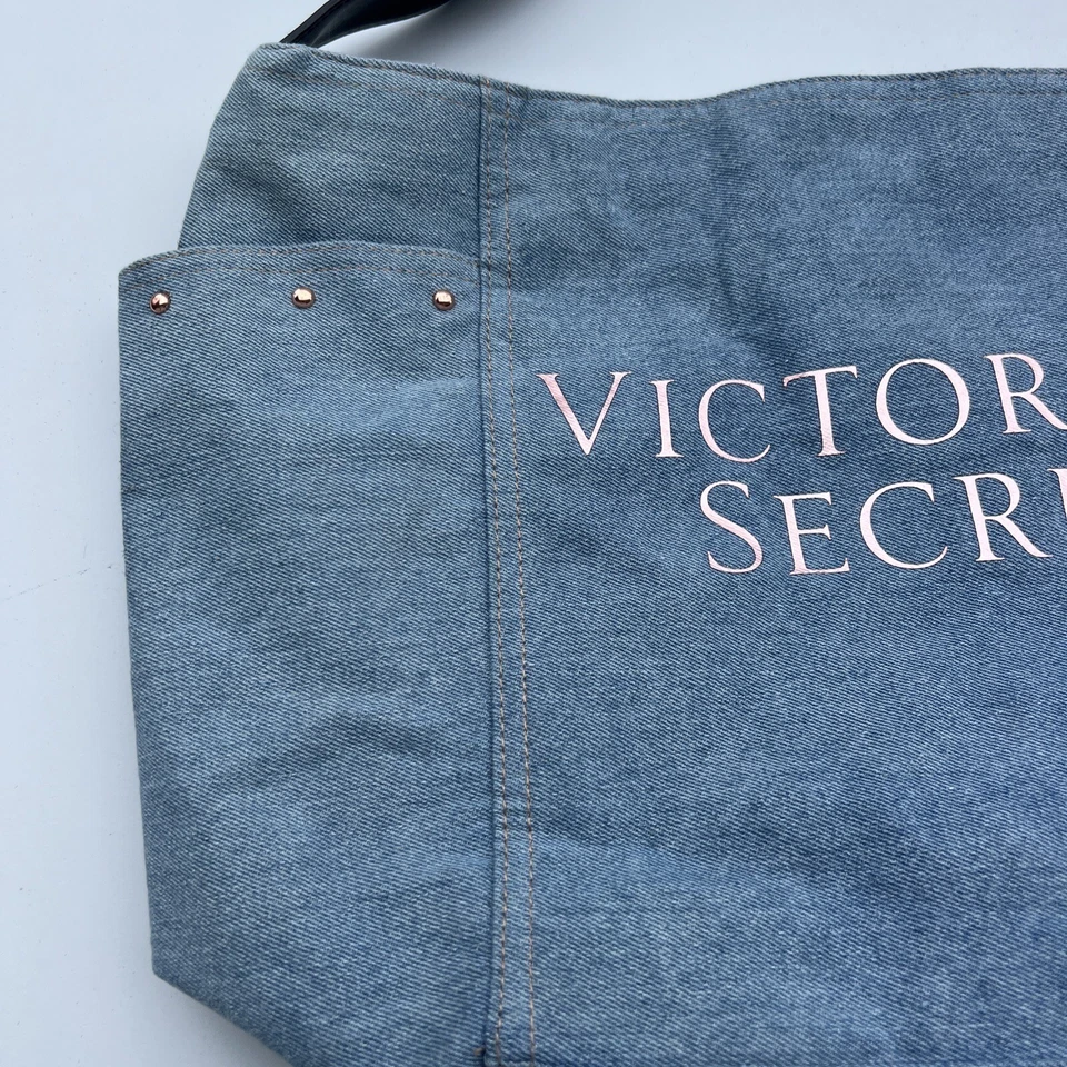 Bolso de Mano Victoria's Secret Denim Claro Rosa Tachuelas y Escritura Correa Única Negro Foto 4 de 4