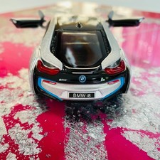 BMW i8 Wandkunst Unikat – Modellauto auf Holz mit Epoxidharz – Auto Deko