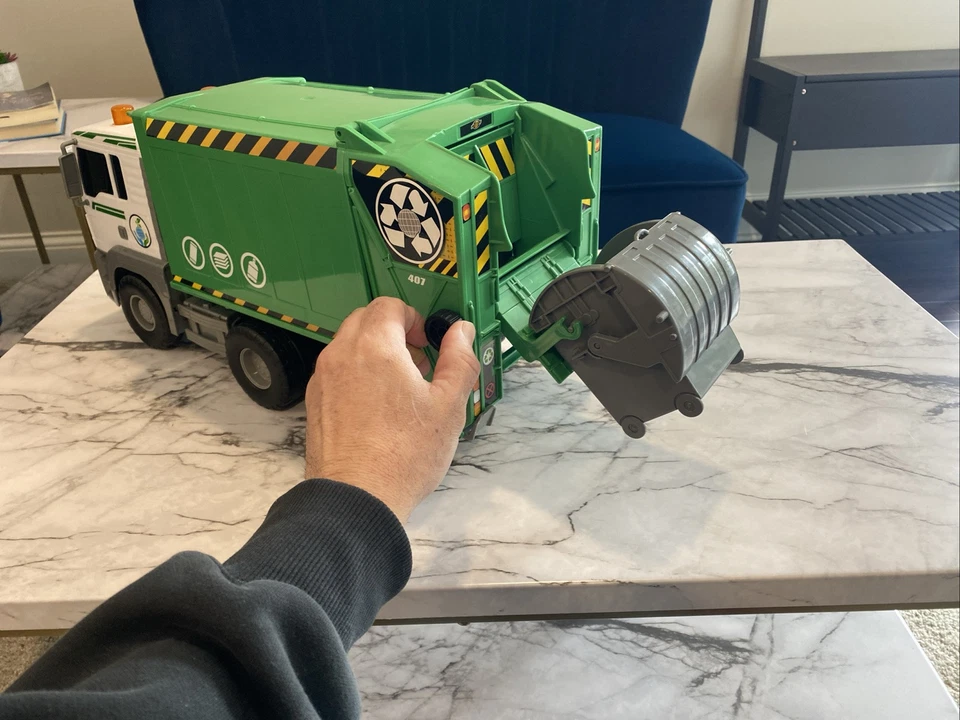 ToysRus Pump Action Lift Garbage MAN Truck & Dumpster Fast Lane 21 Inch Toy - Image 2 of 4