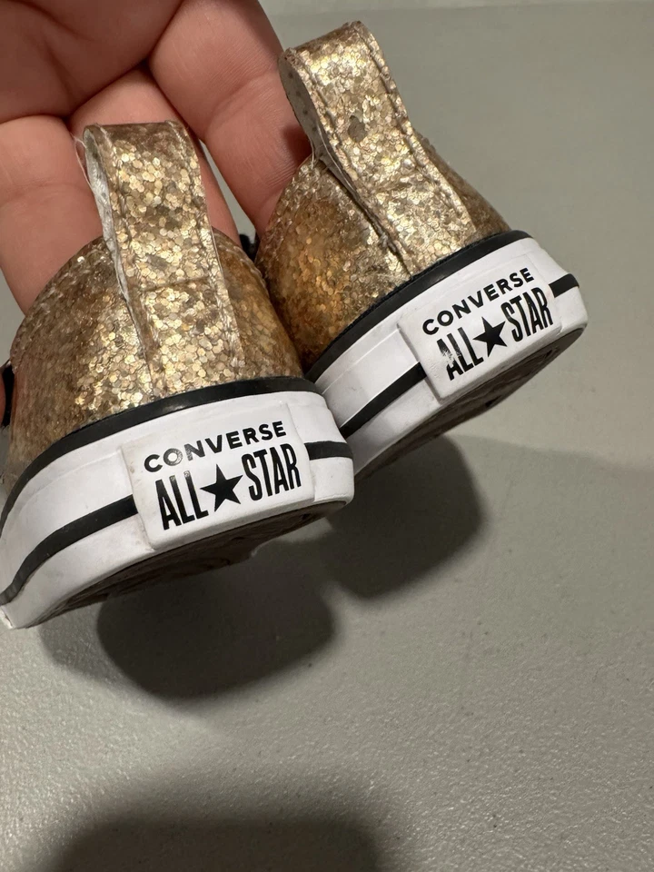 Zapatillas de tenis All Star Converse para niños pequeños (talla 4) doradas con correas Foto 2 de 3