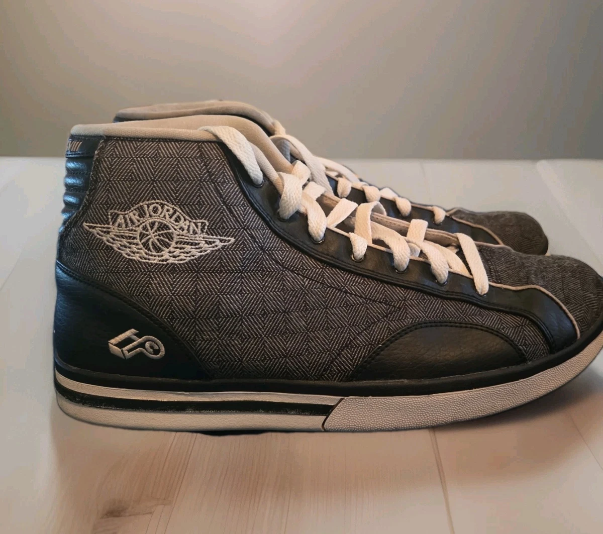 Vintage RARE ‘09 Jordan Phlly Legend ‘MCMLXXVII’ Men\'s 7.5 Jordan Phily Legend Black for Sale | Authenticity Guaranteed  main image 4