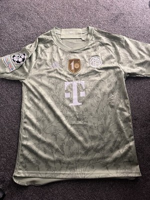 Bayern München 23/24 Oktoberfest Heimtrikot. größe klein. Eher eine mittlere Passform.