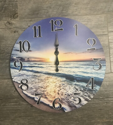 Reloj de pared con olas oceánicas y amanecer de 12