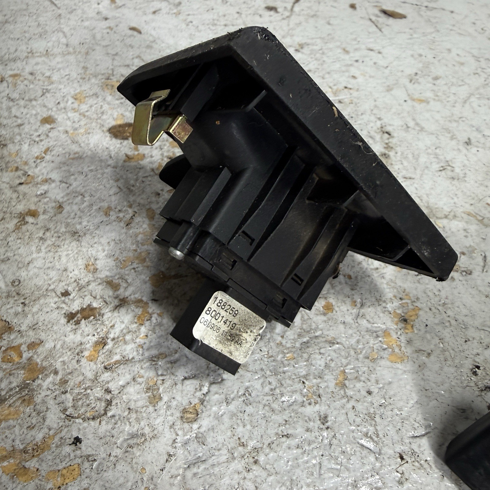 04-08 Maserati Quattroporte Left Rear Door Window Switch M139