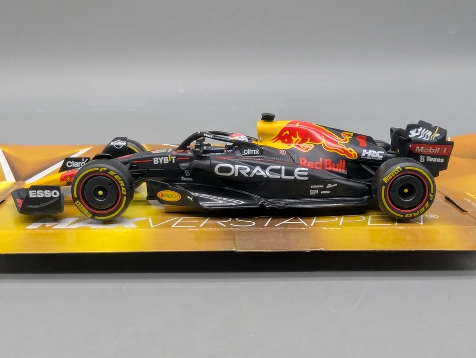 Modellini auto 1:24 Bburago Red Bull Racing RB18-2022 WC #1 Max Verstappen con scatola originale - Immagine 3 di 4