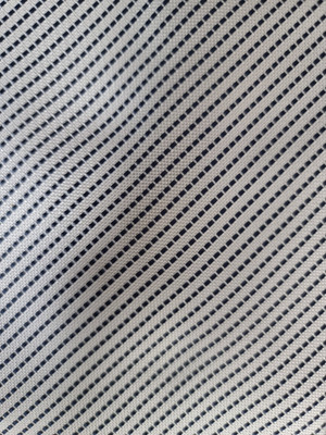 GIORGIO ARMANI SEIDENKRAWATTE CREMEWEISS & MARINEBLAU DIAGONALE STREIFEN EIN MODISCHER KLASSIKER