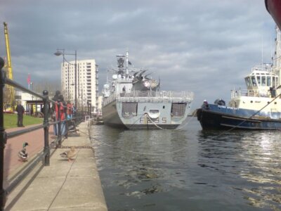 Foto 6x4 HMS Monmouth verlässt die Anklagebank Cardiff \/Caerd Mr. Mallard T Du c2008