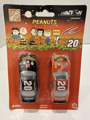 The GREAT PUMPKIN NASCAR TONY STEWART #20 HALLOWEEN 2 X 1 64 Race Car TOY F S/H
