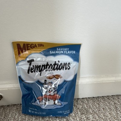 TEMPTATIONS Savory Salmon Flavor Dry Snack Cat Treats Mega 180g Under 2 Calories