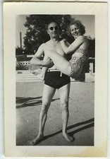 PHOTO ANCIENNE - COUPLE DRÔLE GYM FORCE FEMME SEXY MAILLOT BAIN-Vintage Snapshot