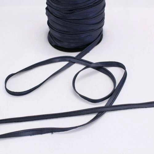 Graue Borten & Bänder zum Annähen