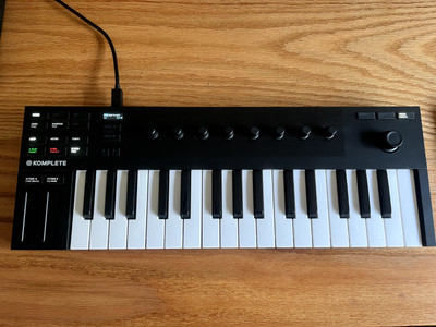 EXCELLENT CONDITION Native Instruments M32  Komplete Kontrol + Case