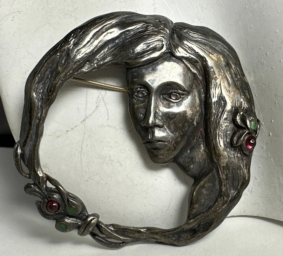 Шикарная дамская брошь из стерлингового серебра ручной работы с гранатами и изумрудами - Изображение 2 из 4