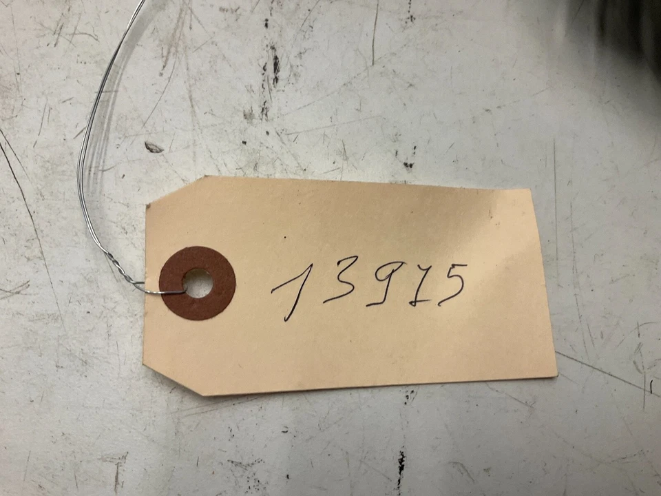 2012 Subaru WRX STI tampa protetora de tanque de combustível direita 42045FJ020 FABRICANTE DE EQUIPAMENTO ORIGINAL 15-19 - Imagem 4 de 4