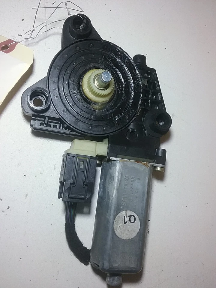 Мотор регулятора левого заднего стекла 2001-2007 Mercedes Benz C240 0 130 822 008 (M92 - Изображение 2 из 3