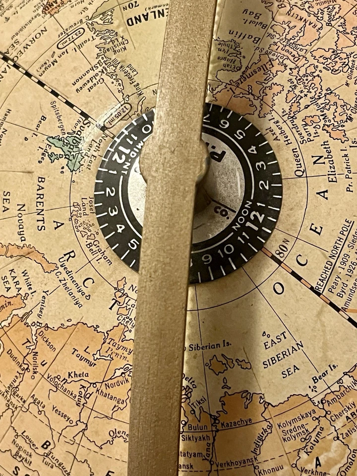 Hermoso globo terráqueo giratorio imperial Cram's de colección sobre soporte de madera Foto 3 de 4