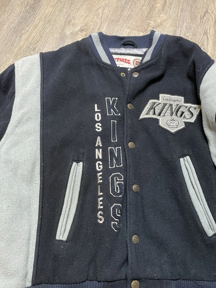 Chaqueta Universitaria/Bombardero Años 90 NHL Nuez moscada LA Kings Lana Botón a Presión Talla XL Y2K Foto 2 de 4