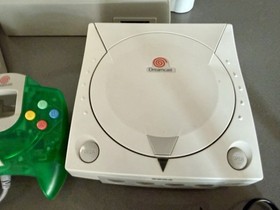 Sega Dreamcast Console Bundle w/ Crazy Taxi 2 Resident Evil 2 VMU Wheel - Tested