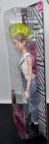 Mattel FXL57 Barbie - Fashionistas (n.124) Latzhose Grüne Haare Undercut Neu - Picture 3 of 4