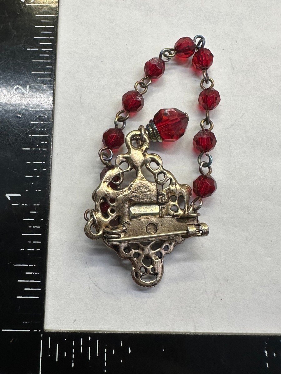 アンティークアクセサリー Crest w Chandelier Chain Red Rhinestone Classy Vintage Pin