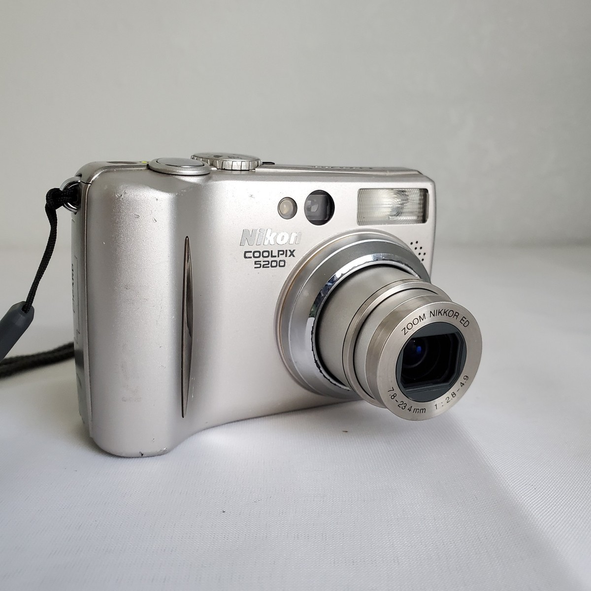 Nikon Coolpix 5200 シルバー Nikon COOLPIX 5200 5.1-megapixel digital camera at Crutchfield