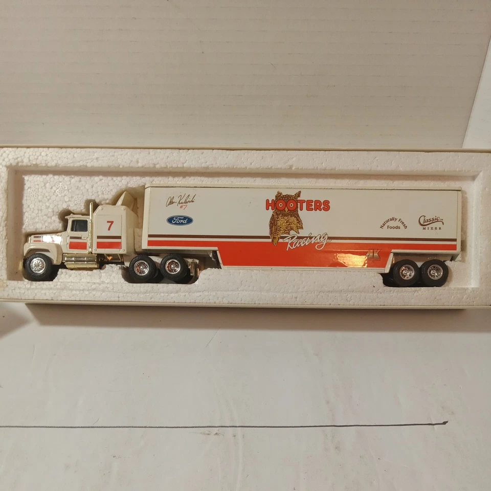 ERTL Racing réplica transportadores pasado y presente tractor-remolque nuevo. Foto 2 de 4