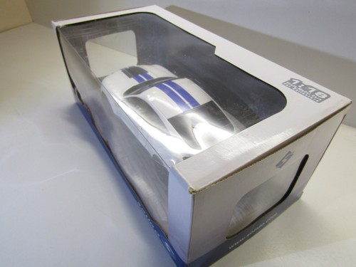 Solido Die-cast 1:18 Scale Model Shelby GT500 (Ford Mustang) White / Blue - Picture 3 of 12