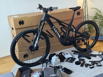 Canyon Spectral:ON CF8 Stealth Black (2023) Größe L + Zubehör zB Lupine, Ortlieb