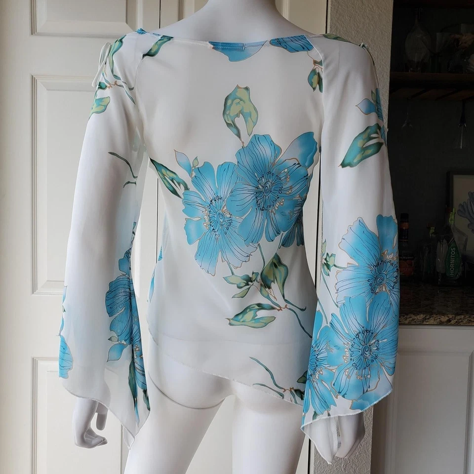 Top de manga larga Forever 21 Y2k blanco y azul transparente con estampado floral Foto 3 de 4