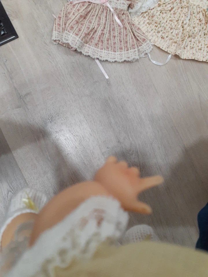 2001 Working Tiny Thumbelina With Original And 4 Outfits. Excellent Condition. - Image 4 of 4