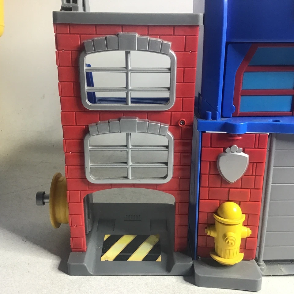 Transformers Rescue Bots Firehouse 2010 juego con camión de bomberos en buen estado Foto 2 de 4