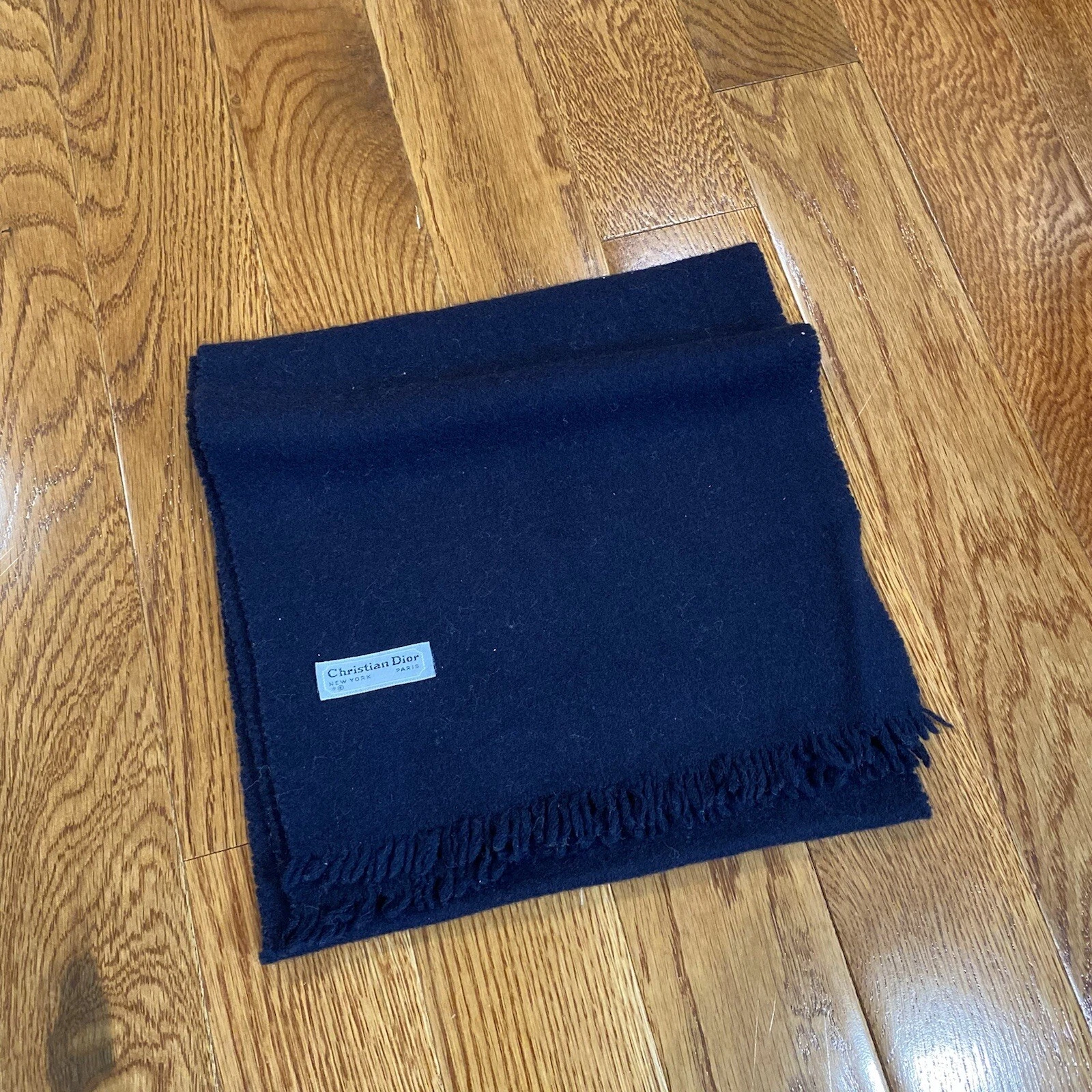 Foulard Christian Dior vintage 100% laine léger couleur bleu marine ?