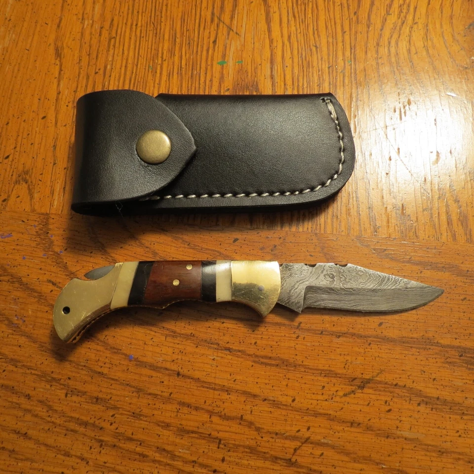 Cuchillo de hoja plegable Damasco con mango de madera y hueso y funda de cuero hecho a mano Foto 2 de 4