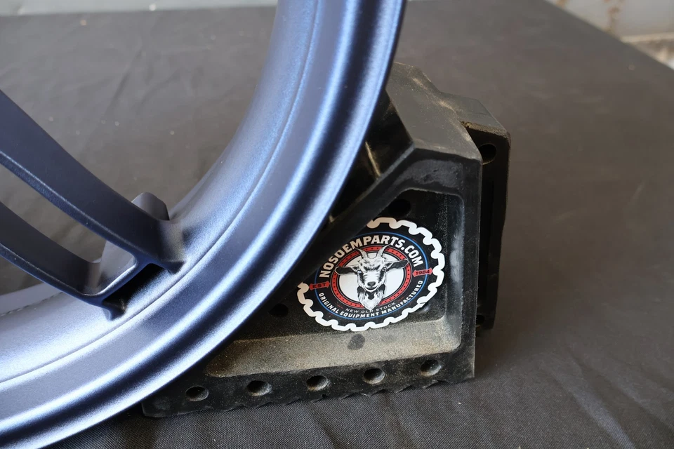 G0110.02A8AYCR NEW OEM 2003-2010 BUELL XB1125R/CR FRONT WHEEL DIAMOND BLUE - Image 4 of 4